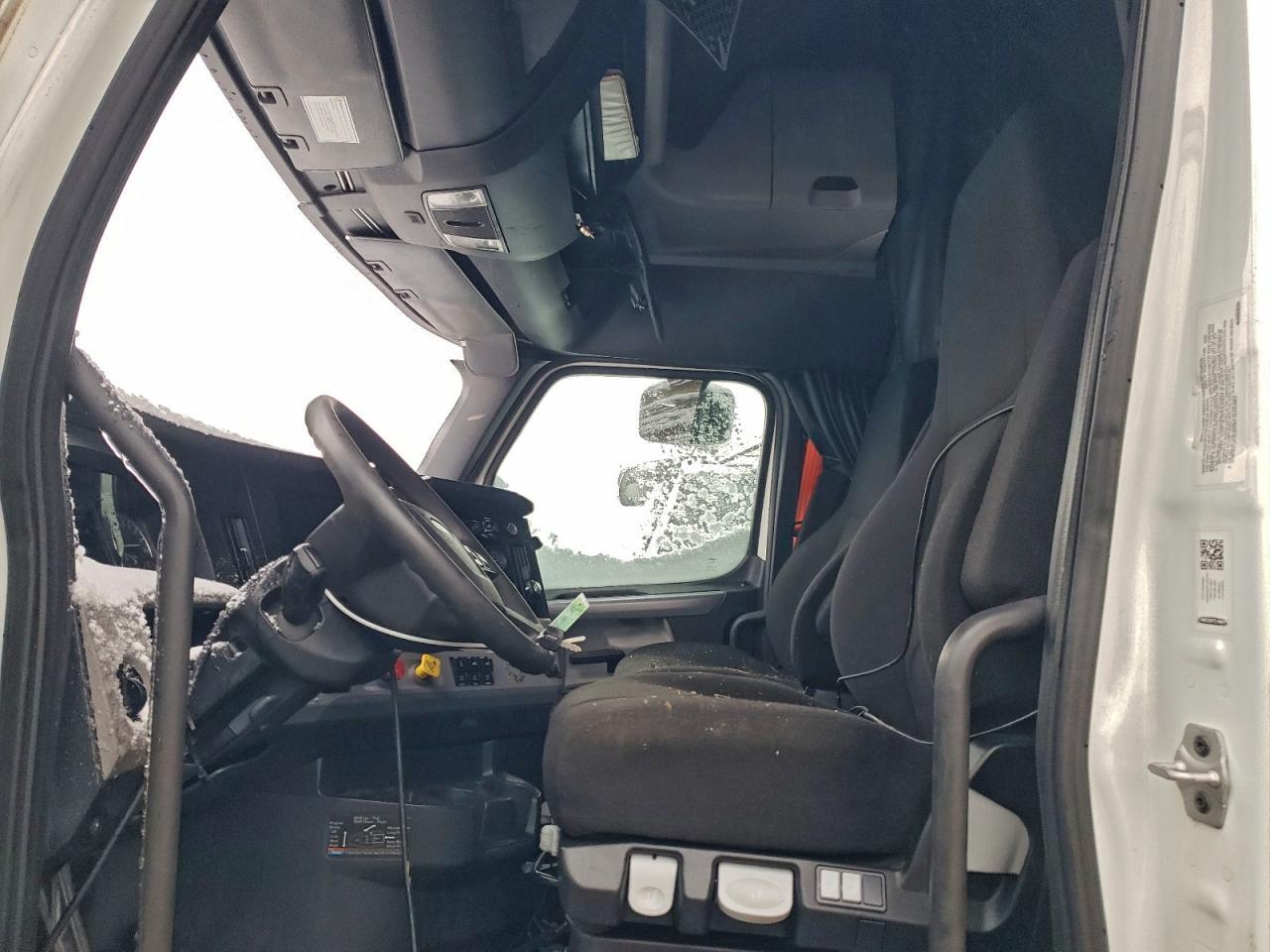 2021 Freightliner Cascadia 126