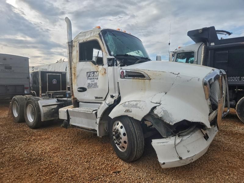 2017 Kenworth T680 Semi Truck