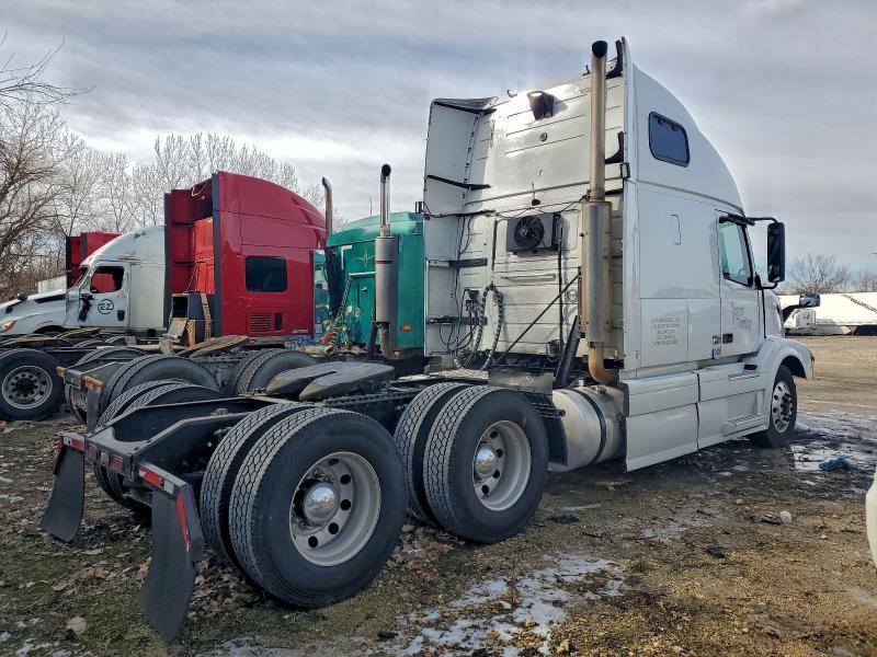 2006 Volvo VNL Semi Truck