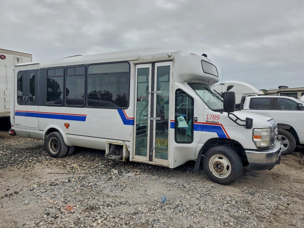 2018 Ford Econoline E450 Super Duty Cutaway Van