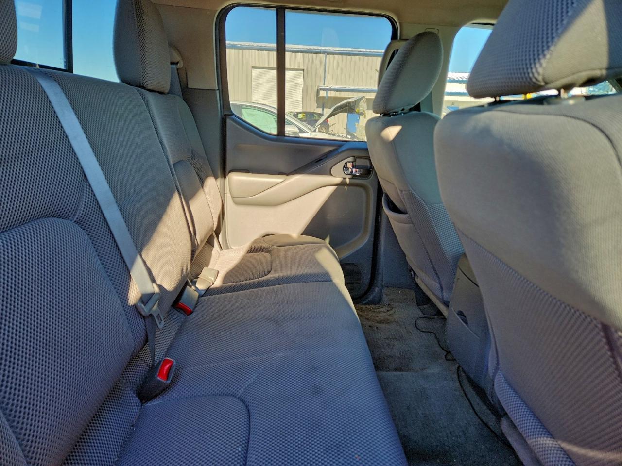 2016 Nissan Frontier s