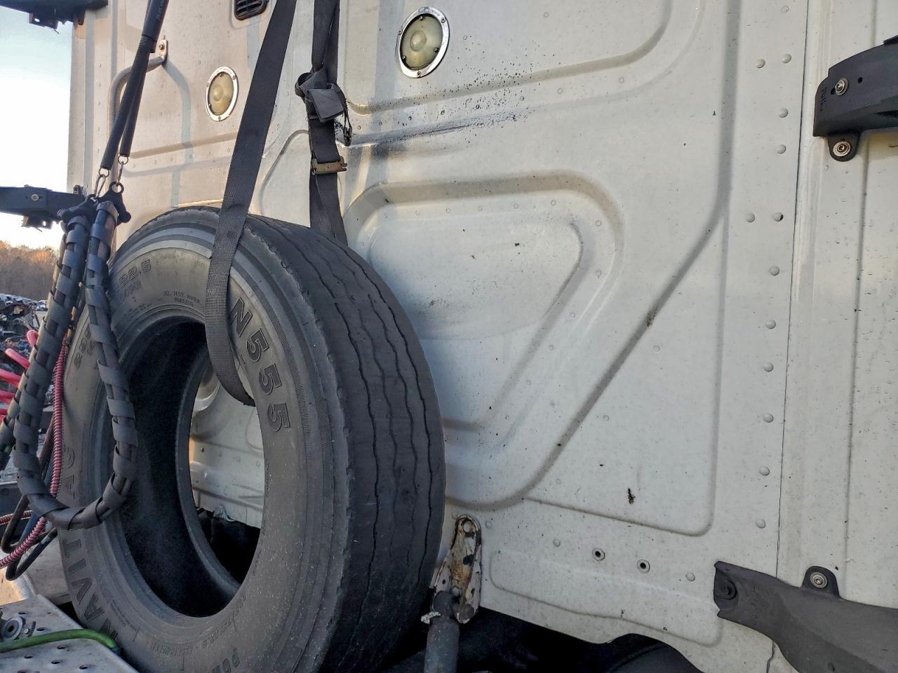 2015 Freightliner Cascadia Semi Truck