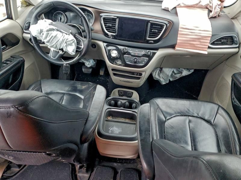 2017 Chrysler Pacifica Touring l