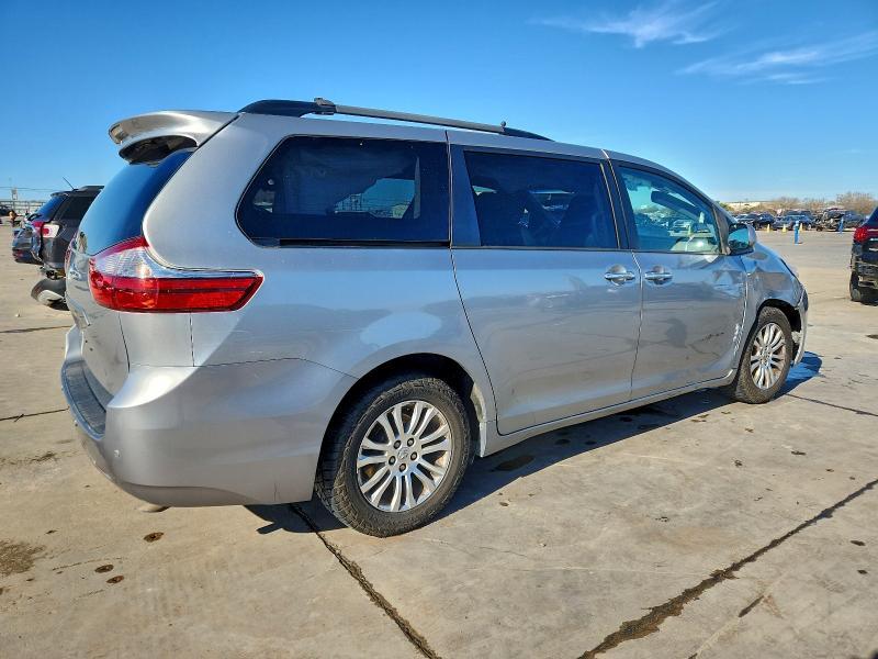 2016 Toyota Sienna xle 8-passenger